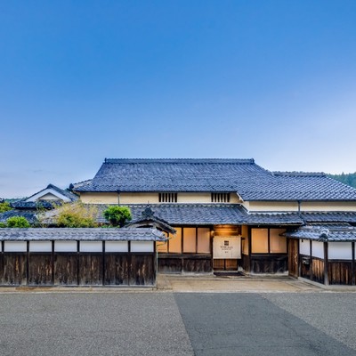 丹波篠山の風景・人の営みをつなぐ。地域を面的に再生する活動中です。①築250年・敷地500坪の邸宅②棚田の田園風景広がるヴィラ/２棟の一棟貸切宿。清掃・チェックインアウト等旅館業務のお手伝い。＜現地での交通手段を確保できる方優先＞