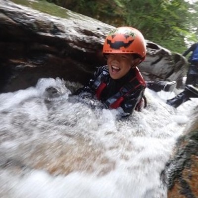 【キャニオニングのツアーガイド業務と宿泊業務のお手伝い】四万十川最上流域、国立公園森の国滑床渓谷、この国内有数のキャニオニングスポットでのおてつたび