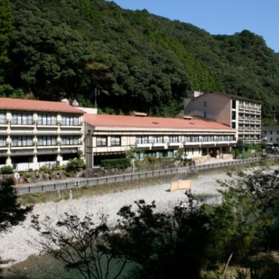 【英会話出来る方限定TOEIC600点以上英検２級以上】フロントスタッフ募集です。海外旅行ガイドブックの「訪れるべき観光地」国内２位の熊野古道近くの旅館です。宿泊客の７割以上が外国人の宿で英語スキルを使っておてつ旅しませんか！