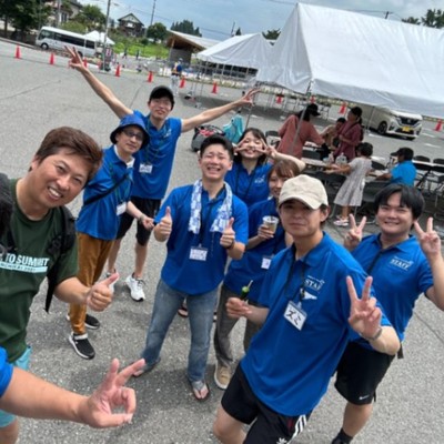 おてつびとから、町のおたすけ隊へ！地域のお困り事を”おたすけ隊”として委嘱されて活躍してもらう2週間がお仕事です。9月28日開催のONSENガストロノミーのスタッフとしても勤務してもらいます！好評の温泉無料と地元の方々との交流が好評です！