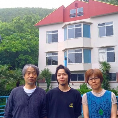 海辺の自然豊かな山の中に佇むどこにもない眺望がひろがるペンションです。おてつだいは忙しいけど、お褒美はオフ時間に旅気分で満喫する静謐な刻の中での絶景と温泉、海や山でのアクティビティ、歴史ある街の散策や観光！Come and join us!