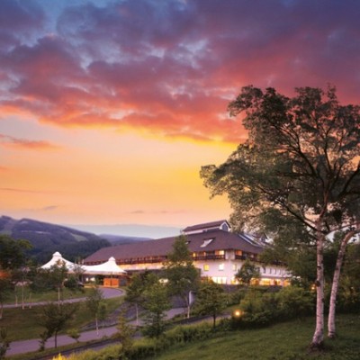 天空の高原リゾートでお仕事！ホテル・ゴルフ場、キャンプ場など総合リゾートで色々な業務があります。冬はスキー、春から秋にかけては、ゴルフに自分探しの時間を散策しながらのお仕事！