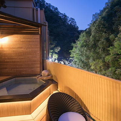 【仲居業務】老舗旅館・山水館で、心温まるおもてなしを。四季折々の風景の中で仲居さんとしての接客業務をお手伝いください。