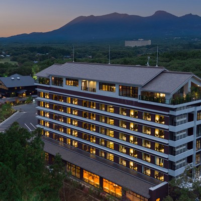 那須高原を一望する大正ロマンの宿「ホテル森の風那須」で、フロント・接客スタッフとしてお客様の旅の始まりと終わりをお手伝いしませんか？