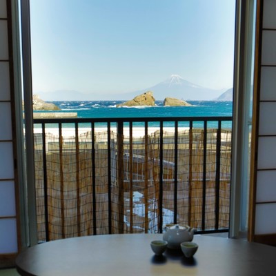 富士山と駿河湾の景色を楽しめる温泉地 | 『雲見温泉　浜道楽』で清掃のおてつたび。8時30分～12時の勤務のため、終業後や休日はぜひ周辺を散策してみてください。