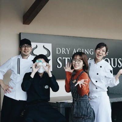 【奏の森リゾート | 熟成肉とワインのレストラン｜夜のみもOK】お肉の旨味と風味を最大限に凝縮！こだわりの「無カビ熟成肉」を提供するレストランでホールスタッフのおてつたび。【現地で交通手段を確保できる方限定】