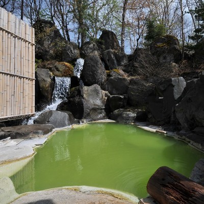 【珍しい翡翠色の美肌の湯｜熊の湯温泉】志賀高原でのおてつたび♨隣接するスキー場はパウダースノーで雪質も魅力です⛄