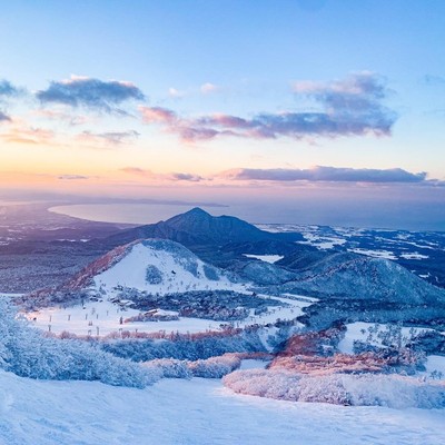 スキー場のリフト係⛄【鳥取『だいせんホワイトリゾート』で海も見える絶景のスキー場】20代～70代の男性が活躍する職場！ まかない3食付き！休日はリフト券もレンタル無料で滑り放題！
