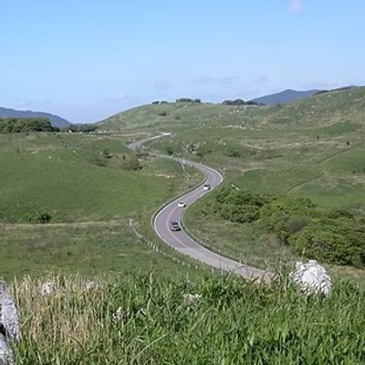 山口・美祢の自然に包まれて働く｜美祢グランドホテルでフロント業務。日本有数の景勝地・カルスト台地「秋吉台」や「秋芳洞」へほど近い立地です。
