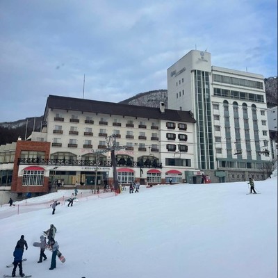 【スノボデビューにおすすめ！】ツアーで人気のホテルでフロント業務のおてつだい。接客業の経験がある方大歓迎◎【交通機関でもアクセスしやすい立地です】