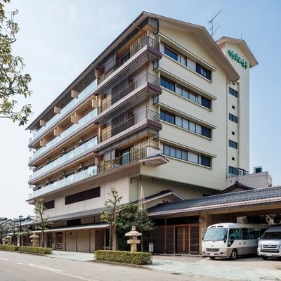 着物をご自身で着付けられる方限定《お部屋食で加賀懐石を味わうお宿》お着物でお客様のおもてなし業務👘明治創業の温泉旅館で、これまでの接客経験を活かしたい方、さらにスキルを磨きたい方におすすめの環境です◎