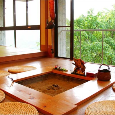 ～朝霧と夕茜に包まれる、吉野の高台へ～どこまでも深い緑と、遥かな空。窓の額縁に広がる吉野山を前に、胸の内に沈む“静かな感動”を。