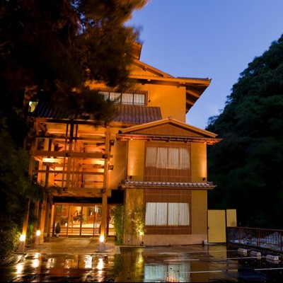 【調理補助】摂津峡の隠れ家・山水館で、料理人とお客様をつなぐ架け橋に。旬の食材のカットや洗い物など、調理場のサポートをお願いします。